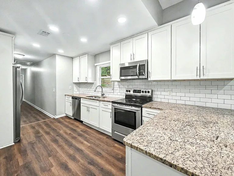 960 Sims St SW — Photo 9
