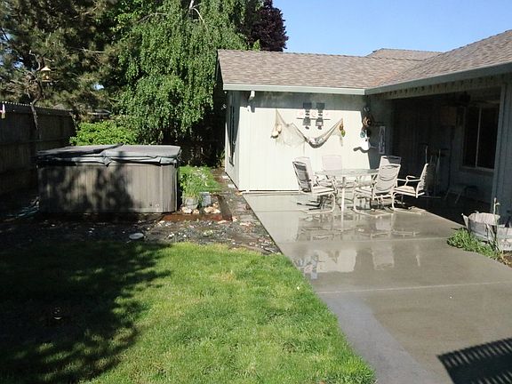 4th image of 1015 Willowdale Ave