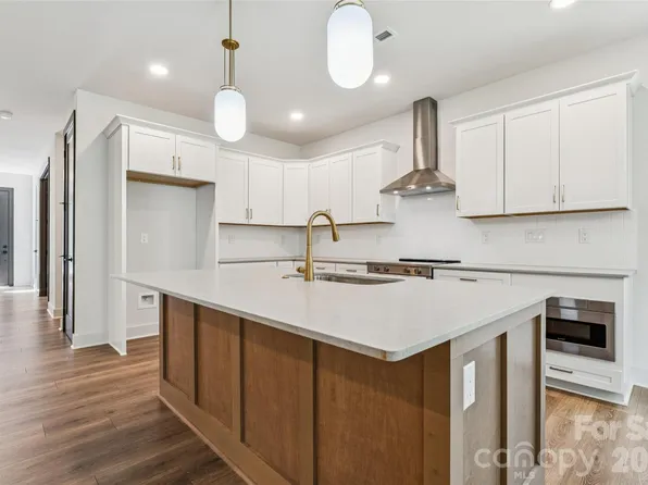 2412 Crestview Dr, Charlotte, NC 28216
