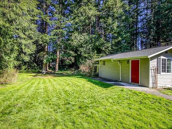 3rd image of 202 NW Firway Ln