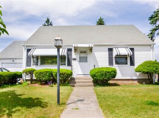35 Fairlawn St, Cranston, RI 02910