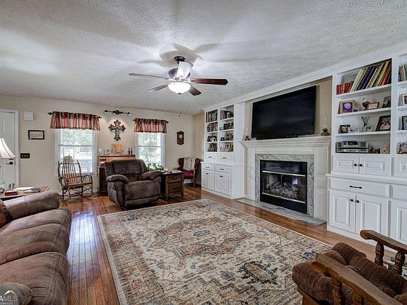 4th image of 338 E Valley Rd NE