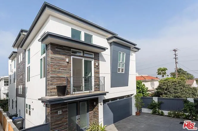 Luxurious Modern Townhouse w/3000+sq.ft. - Fabulous Amenities+Yard+3 Balconies with RB Schools — Photo 4
