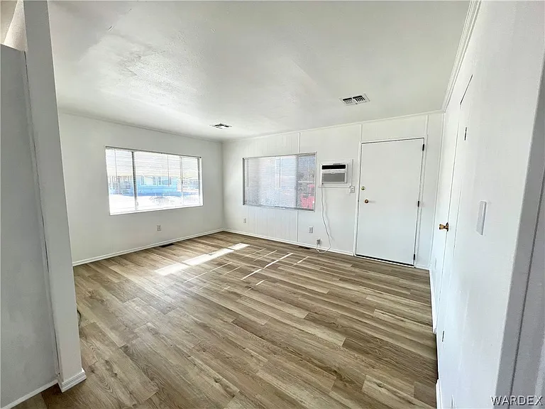 945 Holly St — Photo 12