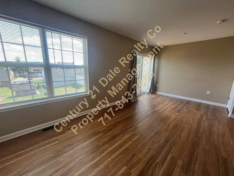210 Royal Dr — Photo 6