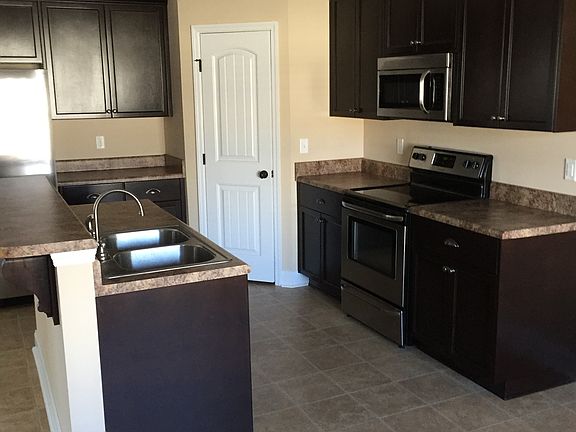 Lovely kitchen w/stainless steel appliances