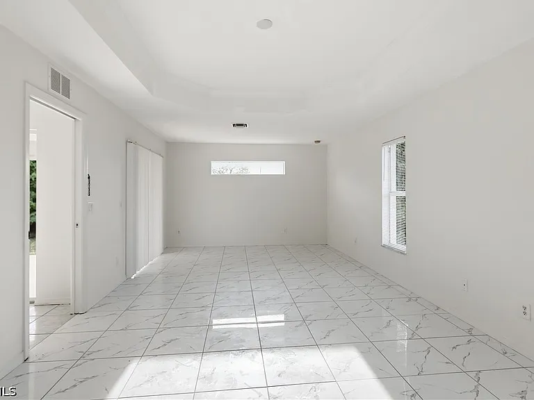 1403 Curtis Ave S — Photo 18
