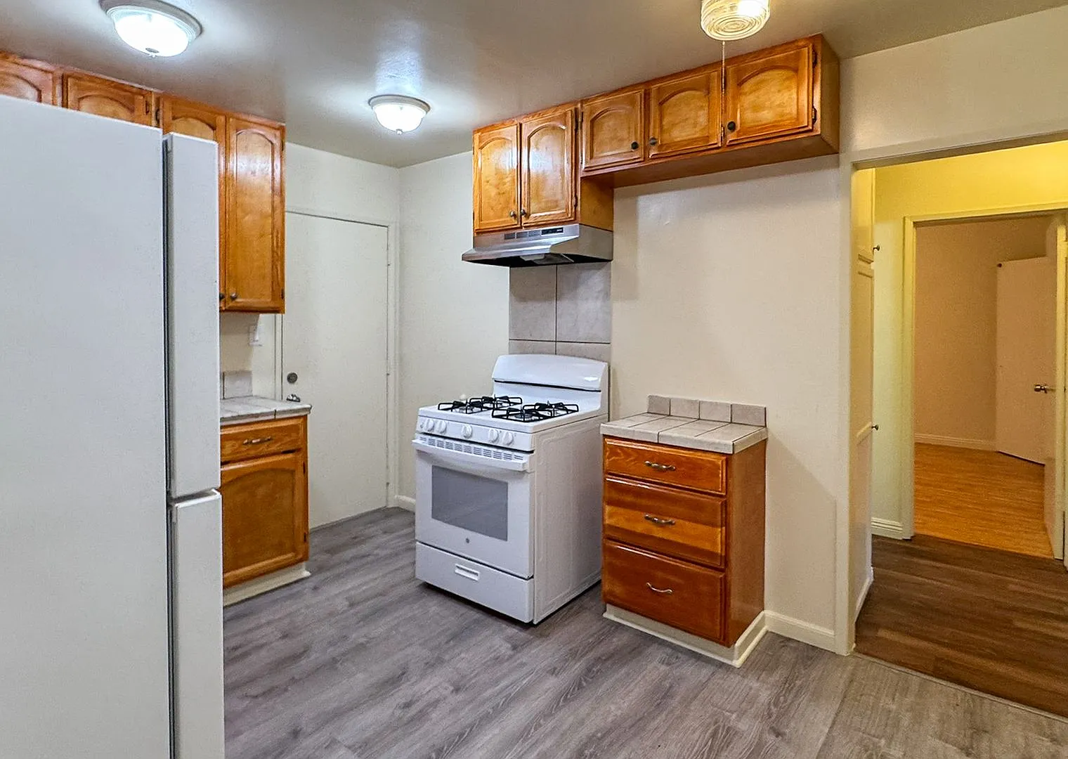 Charming 2-Bedroom Apartment with Garage & On-Site Laundry — Photo 3