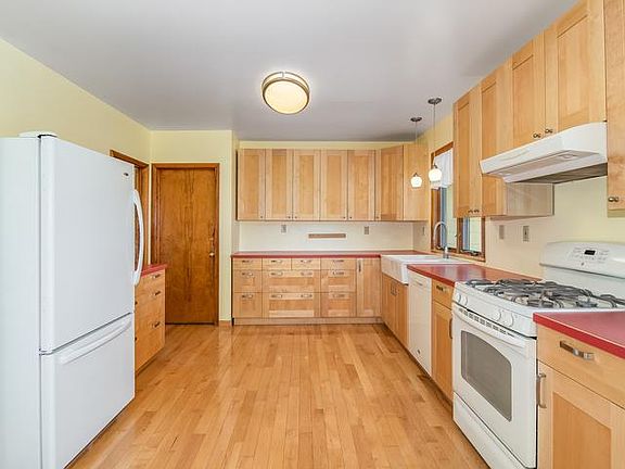 5th image of 387 Lakelawn Blvd