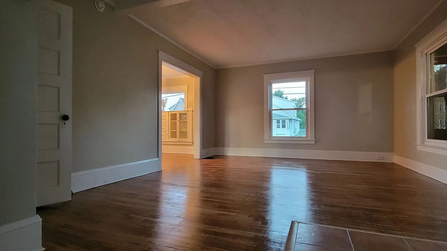 Heights 3br 1b 2 car garage with remote openers — Photo 2