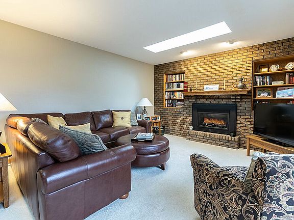 5th image of 2926 Creekside Ct