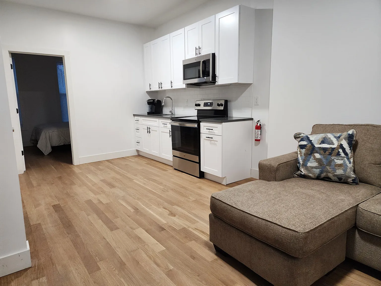 1 bed, 1.0 bath, 410 sqft, $1,975 — Photo 2