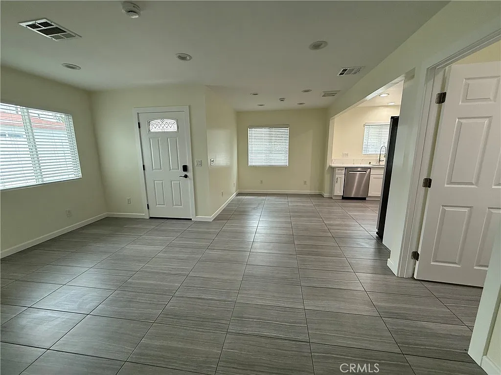 3 bed, 1204 sqft, $4,200 — Photo 4
