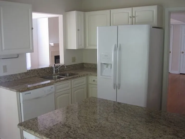 320 Kirkwood Dr — Photo 5