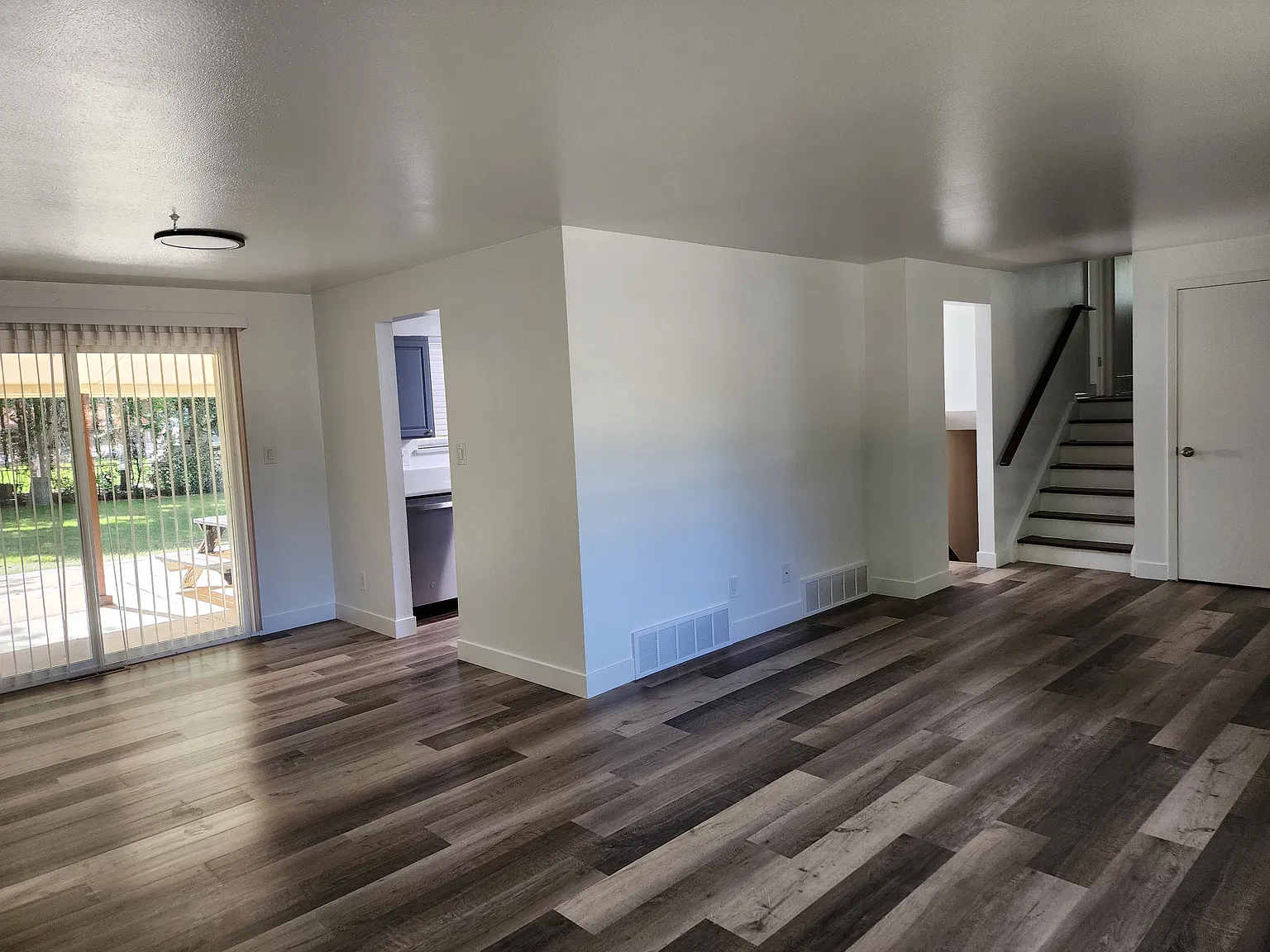 4 bed, 1.5 bath, 2100 sqft, $3,000 — Photo 3