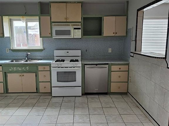 3rd image of 2285 La Verne Ave