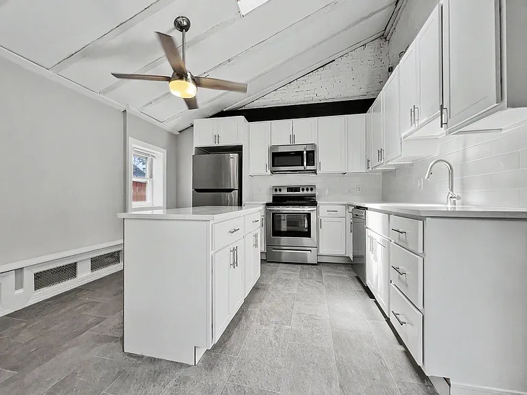 130 E Chestnut St — Photo 1