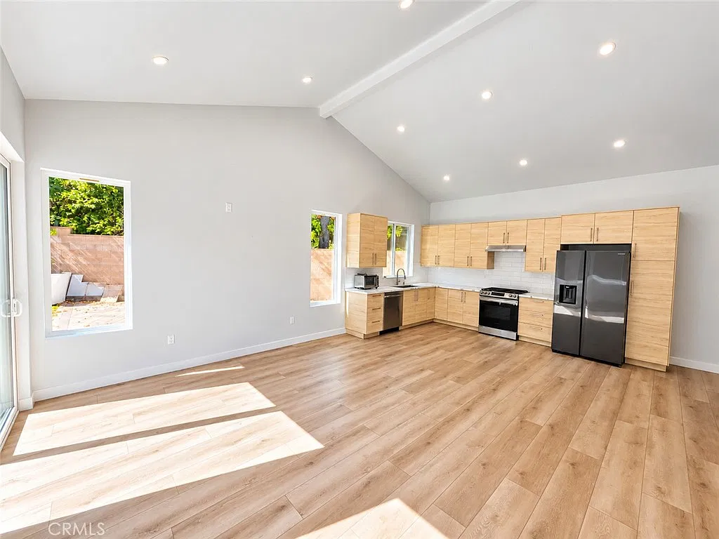 3 bed, 1350 sqft, $3,995 — Photo 3