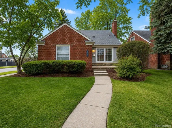 2090 Bradford Rd, Birmingham, MI 48009