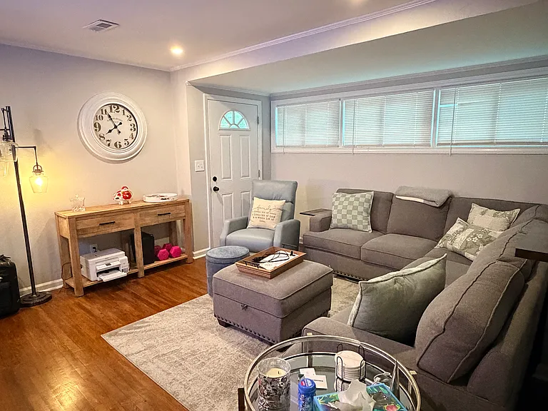 533 E Woodlawn Rd — Photo 8