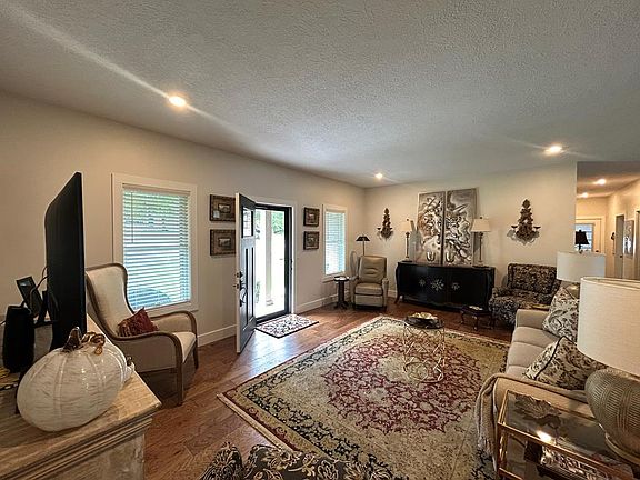 3rd image of 419 N Willowbrook Dr