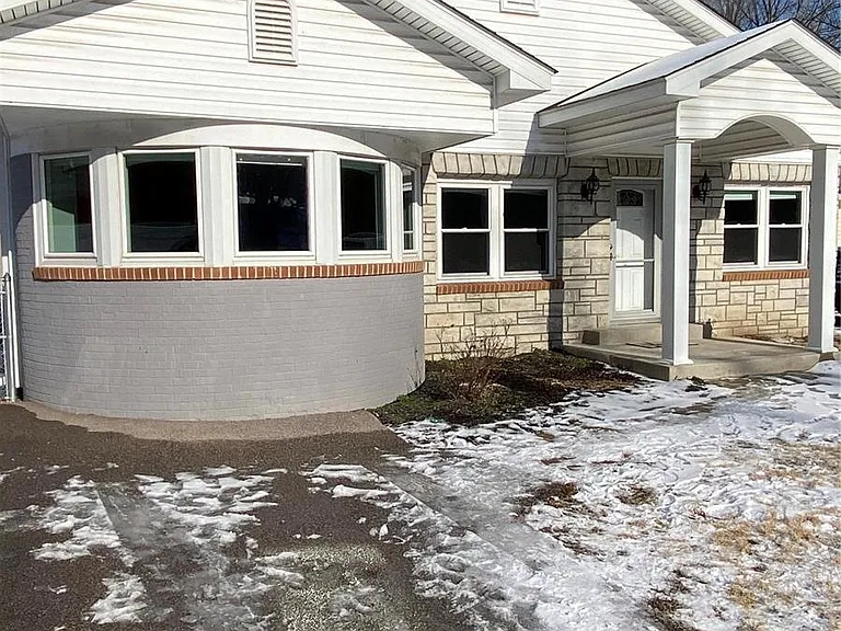 922 New Ballwin Rd — Photo 2