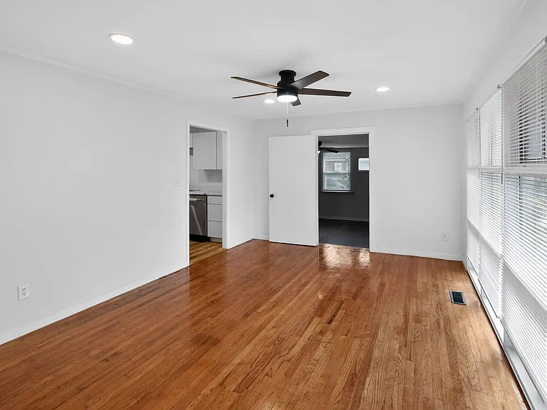 1929 W Oakland Ave — Photo 7