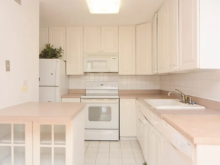5100 N Marine Dr #J11 — Photo 2