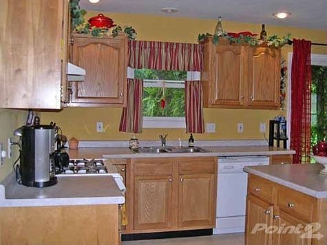 Oak Cabinets in Kitchen