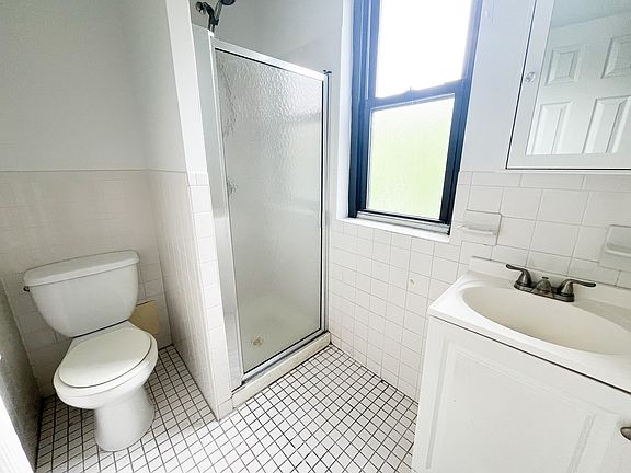 5th image of 370 W 51st St APT 3C