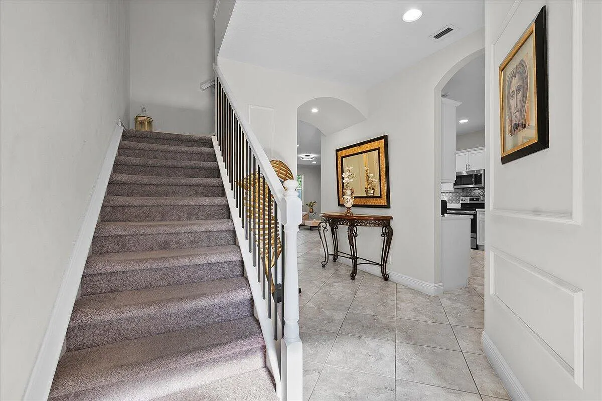 3 bed, 2.5 bath, 2335 sqft, $7,200 — Photo 4