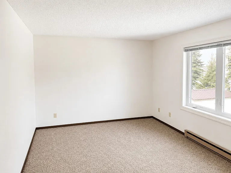 300 Highland Ct — Photo 4