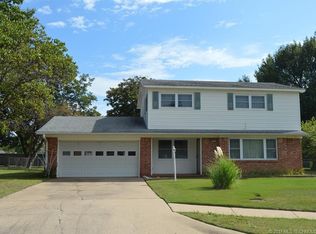 202 Crestwood Cir, Bartlesville, OK 74003