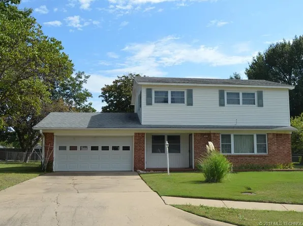 202 Crestwood Cir, Bartlesville, OK 74003