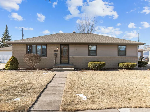 512 Richard St, Combined Locks, WI 54113