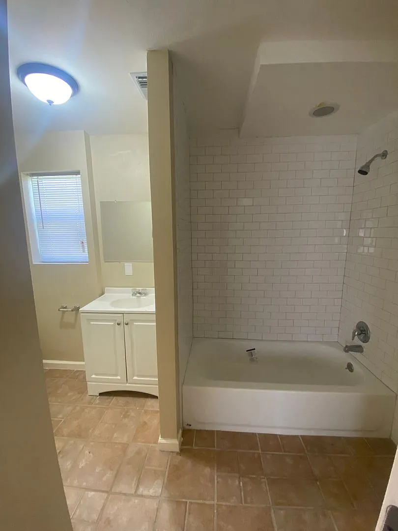 Spacious 4 Bed, 2 Bath Home — Photo 4