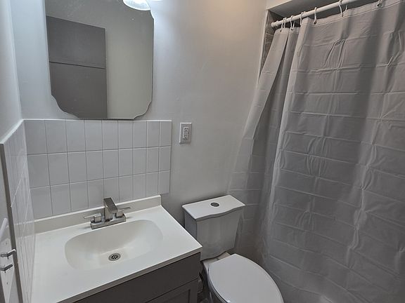 4th image of 1746 Cromwell Dr APT 1