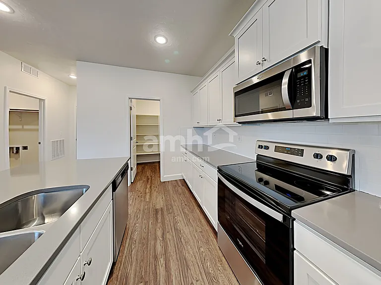 981 N Barkvine Ave — Photo 3