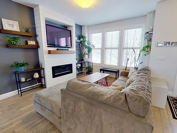 3rd image of 321 Pioneer Rd