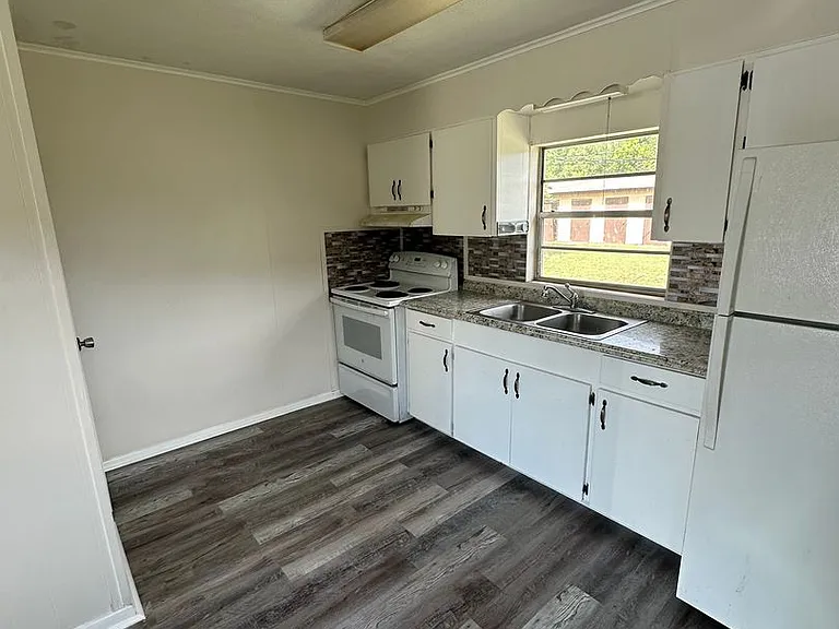 108 Anita Dr — Photo 3