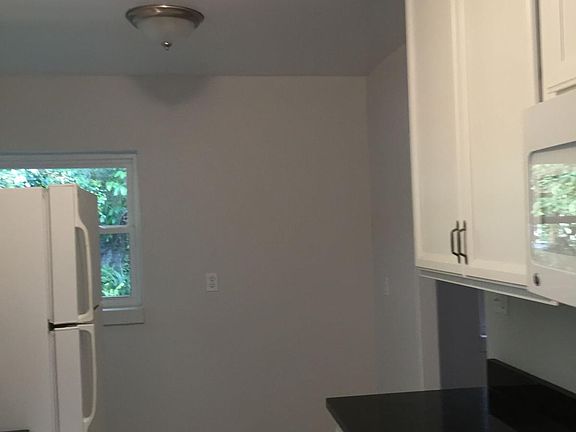 3rd image of 851 Symonds Ave