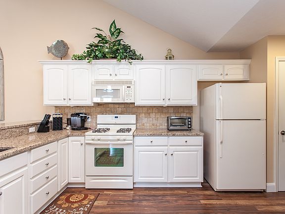 2nd image of 2820 Canterbury Cir