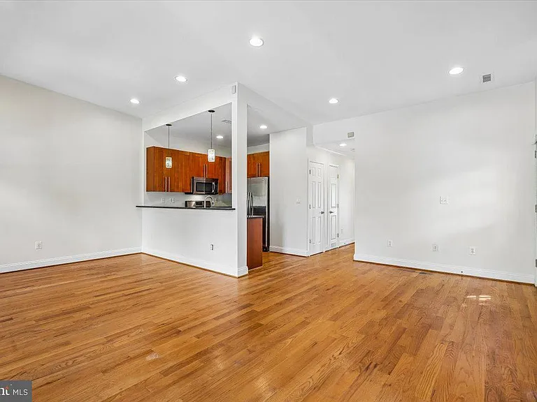 1339 C St NE — Photo 4