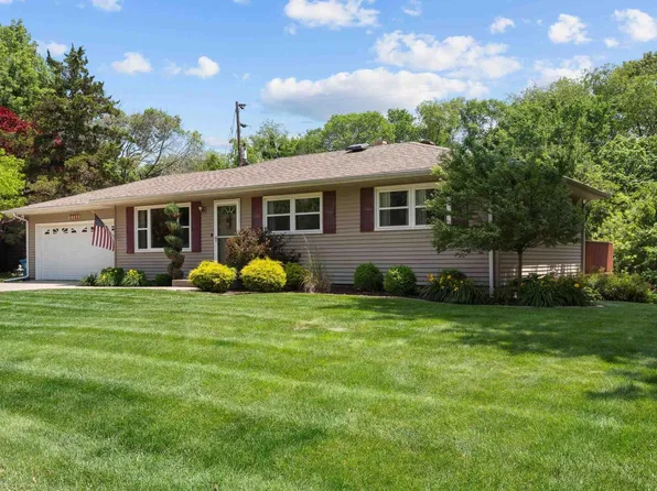 1711 E 4th St, Coal Valley, IL 61240