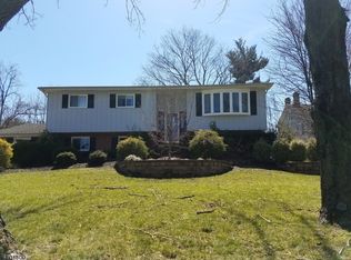 22 Hastings Rd, Kendall Park, NJ 08824