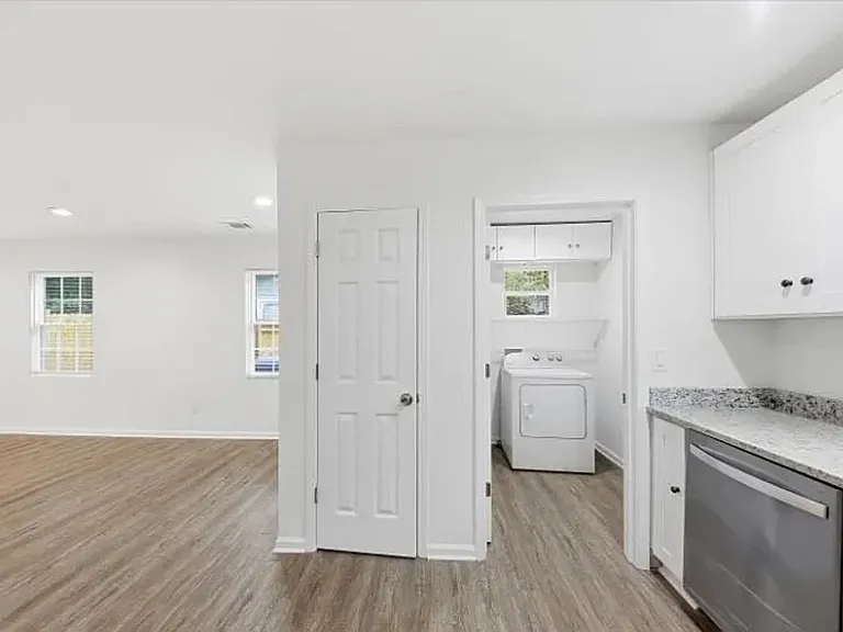375 Lincoln St SW — Photo 1