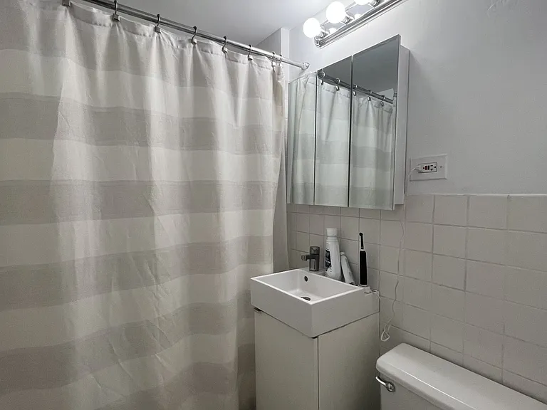 341 E 22nd St #1A — Photo 4