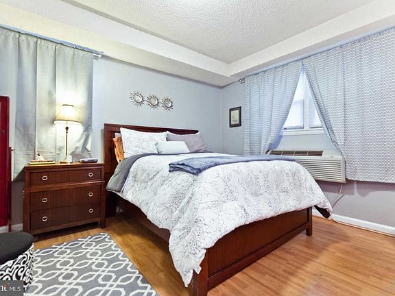 4th image of 2036 N Woodrow St APT 4