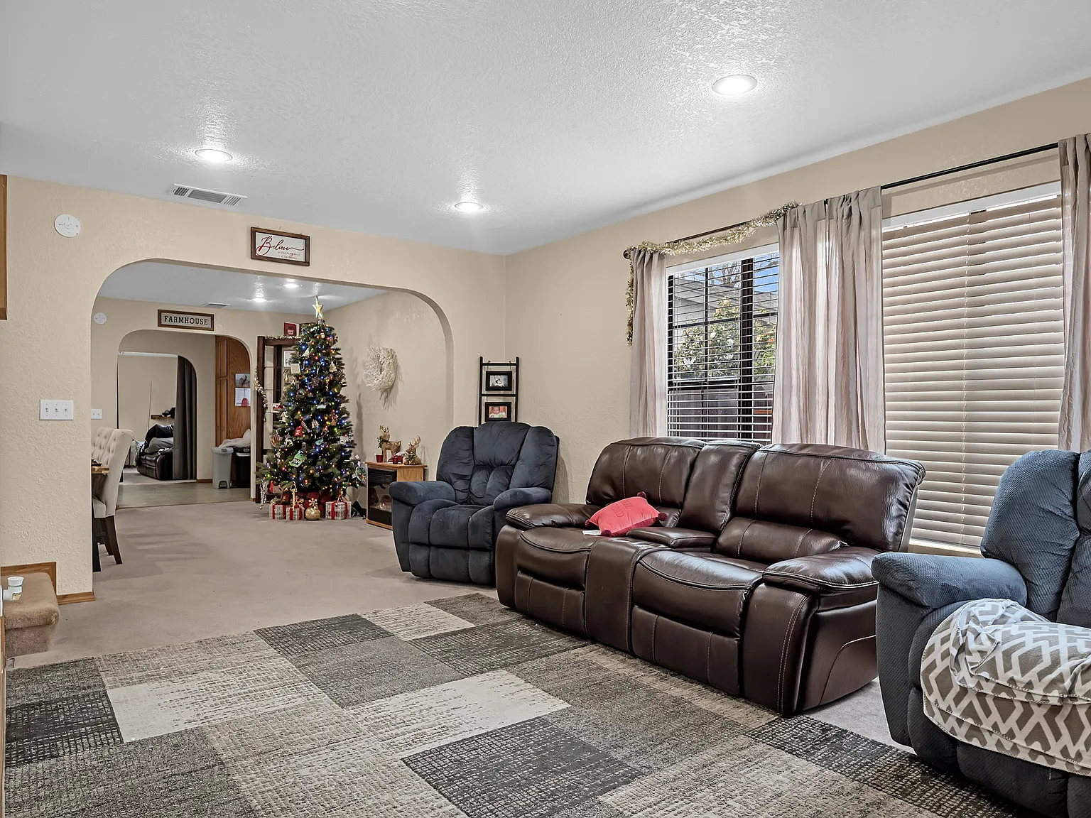 5 bed, 3.5 bath, 2758 sqft, $3,895 — Photo 3