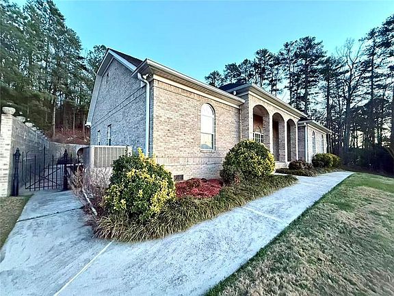5th image of 136 Hillcrest Dr